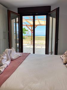 伊里斯斯Seafront Oasis Beach Houses的一间卧室设有一张床,享有海景