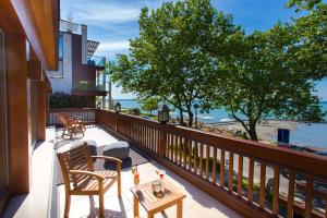 希欧福克麻辣花园设计酒店的阳台配有桌椅,享有海景。