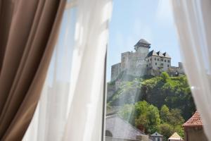 特伦钦Penzión Branecky的从窗户可欣赏到城堡的景色