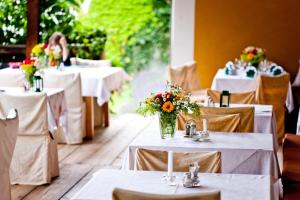 穆劳Hotel Gasthof Lercher的一张桌子,用来举办婚礼,上面有白色的桌子和鲜花