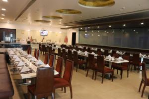 维沙卡帕特南Fortune Inn Sree Kanya, Visakhapatnam - Member ITC's Hotel Group的用餐室配有长桌子和椅子
