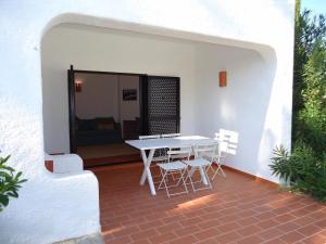 圣卢西亚岛Terrace Villa 19B的庭院配有白色的桌椅。