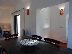 圣卢西亚岛Terrace Villa 19B的一张黑色餐桌,上面有白色碗