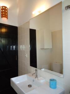 圣卢西亚岛Terrace Villa 19B的浴室设有白色水槽和镜子