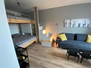 米库洛夫Apartmán Domenica 404的客厅配有蓝色的沙发和一张双层床。