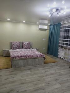 乌斯季卡缅诺戈尔斯克ApartNew in City Centr的一间卧室配有带粉红色枕头的床。