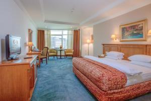 安曼布里斯托尔酒店的酒店客房设有两张床和电视。