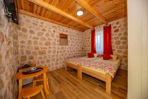 威尔帕扎Ethno house OSOBAK的一间小卧室,配有一张床和一张桌子