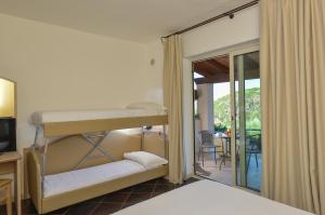 卡斯特尔萨多卡斯特萨尔多度假村的一间带双层床的卧室和一个阳台