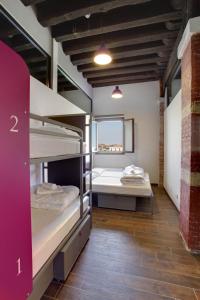 威尼斯威尼斯发电机旅馆的带窗户的客房内的两张双层床