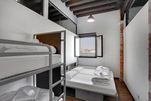 威尼斯威尼斯发电机旅馆的小房间设有双层床和窗户