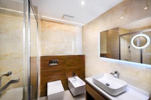 贝谢诺瓦Hotel Akvamarín的一间带水槽和镜子的浴室