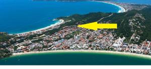 邦比尼亚斯Pousada Camping Bombinhas的一座以黄色箭头指向城市的岛屿