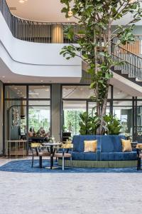 芬洛凡德瓦克酒店的大楼内带蓝色沙发的客厅
