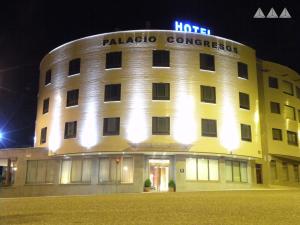 帕伦西亚国会宫酒店的夜间标有标志的酒店大楼
