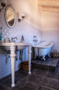 圣特雷莎加卢拉Massidda Country Retreat的浴室配有2个盥洗盆和1个浴缸。