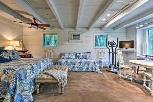 费南迪纳比奇Cozy Nantucket Cottage on Saint Marys River!的一间卧室配有两张床和吊扇
