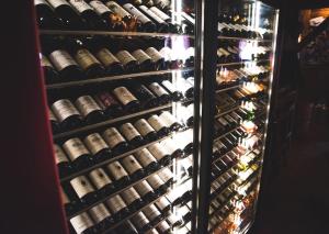 拉克吕萨农场酒店的装满大量葡萄酒的冰箱