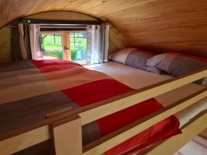 乌斯拉尔Schlaffässer am Schmetterlingspark的小型客房设有一张单人床和窗户。