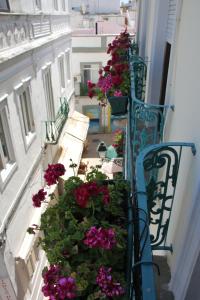 奥良AL - 阿罗亚蒙托比库阿本地旅馆的建筑物一侧有鲜花的楼梯