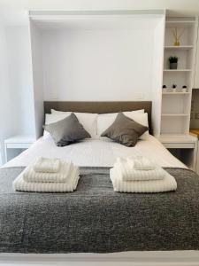 直布罗陀CP Top floor luxury studio的床上有2个白色枕头