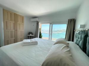 锡拉库扎Eos Sea View Apartments的一间卧室设有一张床,享有海景