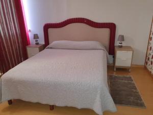 维拉摩拉杏仁公园酒店的一间卧室配有一张带白色床罩的大床