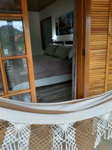 维奥康德马奥Chalés do Pardal的客房享有带镜子的床的景观