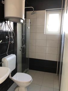 比奥格勒·纳·莫鲁Guesthouse Adriatic的一间带卫生间和淋浴的浴室以及窗户。