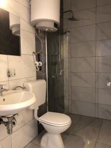 比奥格勒·纳·莫鲁Guesthouse Adriatic的浴室配有卫生间、盥洗盆和淋浴。