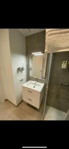 直布罗陀CP Top floor luxury studio的浴室配有白色水槽和淋浴。