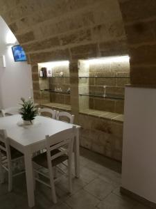 韦列La Fontana的一间配备有白色桌椅的用餐室