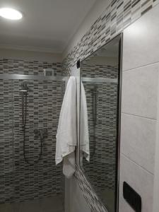 韦列La Fontana的带淋浴和镜子的浴室