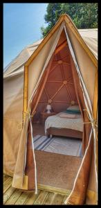 AlbitrecciaSottu E Stelle的帆布帐篷,配有一张床