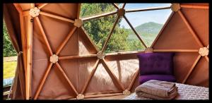 AlbitrecciaSottu E Stelle的蒙古包内带紫色椅子的房间