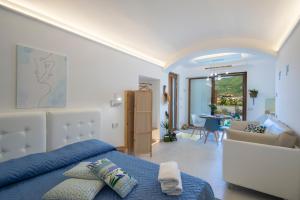 阿杰罗拉Appartamenti Aria di Verde的一间卧室设有一张床和一间客厅。