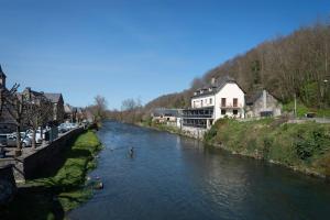 LortetLes chemins du Mont的城镇中拥有房屋和建筑物的河流
