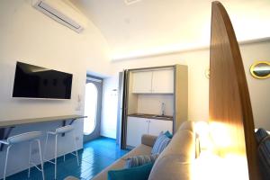 卡普里Grotta Verde Luxury Suite by CapriRooms的带沙发的客厅和厨房