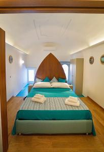 卡普里Grotta Verde Luxury Suite by CapriRooms的一间卧室配有一张大床和两条毛巾