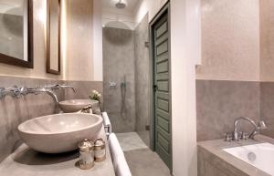 马拉喀什里亚德安塔拉旅馆的带浴缸、水槽和淋浴的浴室