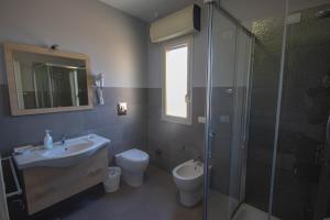 恩佩多克莱港MaisonBlanche的带淋浴、盥洗盆和卫生间的浴室