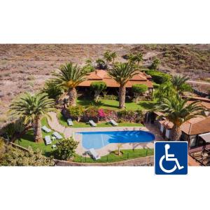 阿尔卡拉Casa Tara的一座带游泳池和棕榈树的房子的图片