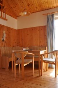 利普托斯基米库拉斯Chata 115 Tatralandia的一间带桌椅和沙发的用餐室