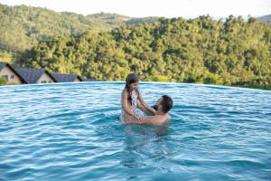 加斯帕Resort Ecoar的水里的一个男人和一个小女孩
