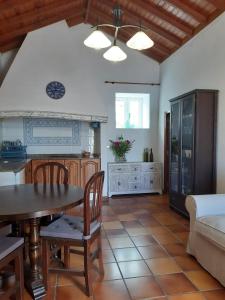丰卡连特德拉帕尔马Casa rural Los Dragos的厨房以及带桌椅的用餐室。