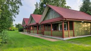 比亚沃维耶扎Wiśniowy Sad - Domki的红屋顶的一排小屋
