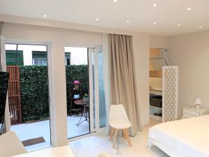 科孚镇Corfu Town Luxury Studios -D的一间卧室设有一张床和一个阳台