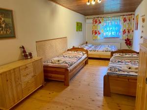 Mlynky Ubytovanie v súkromí - Chata Zejmarka的客房内设有两张床,铺有木地板,设有窗户。