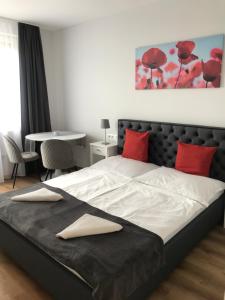巴拉通尤洛克Tóranéző Ház的一间卧室配有一张带红色枕头的大床
