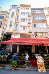 伊斯坦布尔istanbul enjoyer suit的两个人坐在大楼前的桌子上